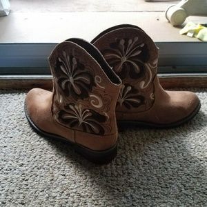 Black and brown scallop round toe ropers